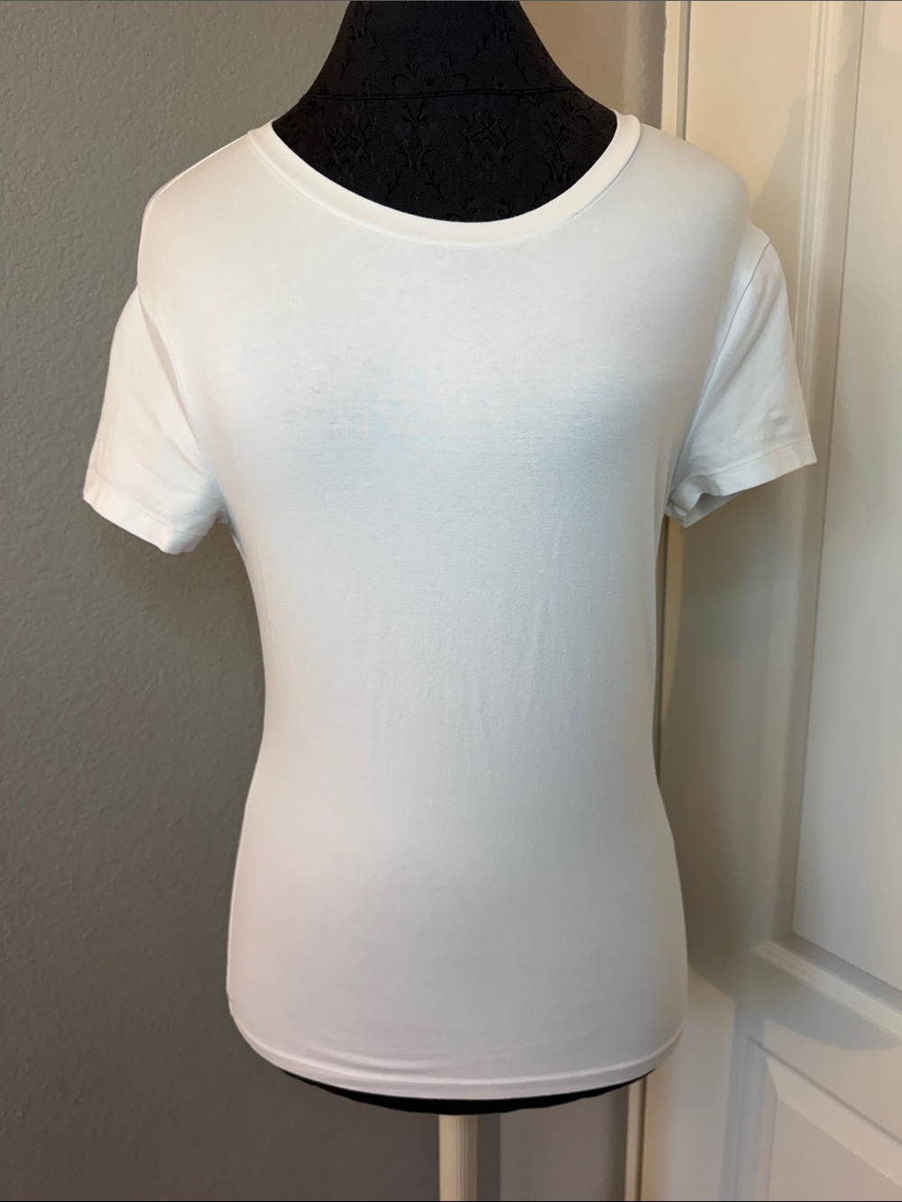 Abercrombie & Fitch Essential Baby Tee in White Slim Crewneck Tee Size Medium - Picture 3 of 8